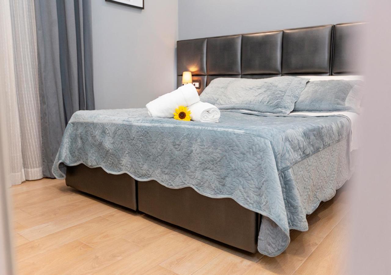 B&B Vico Milano 18 Napoli Eksteriør billede